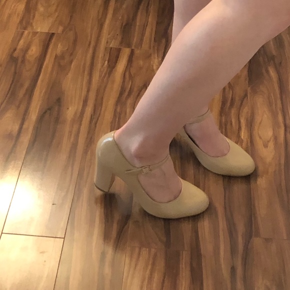 BRAND NEW Nude pumps with ankle strap - Picture 3 of 5